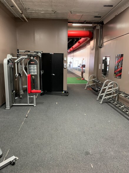 More Photos Of 3215-3219 N Broadway St, Chicago Health Club For Lease