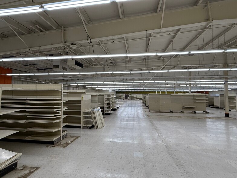 More Photos Of 1407 38th St, Peru Freestanding For Sale