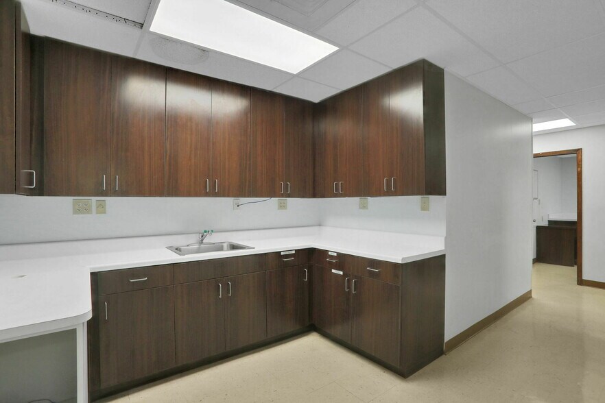 More Photos Of 1712-1736 University Blvd S, Jacksonville Medical For Sale