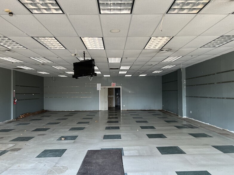 More Photos Of 17 Semon Rd, Huntington General Retail For Sale