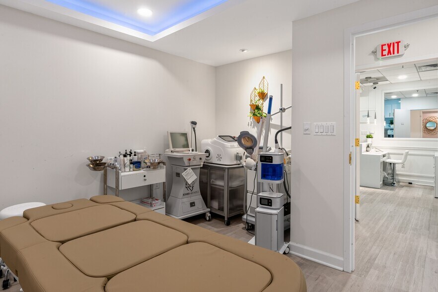 More Photos Of 7601 Lewinsville Rd, McLean Medical For Sale