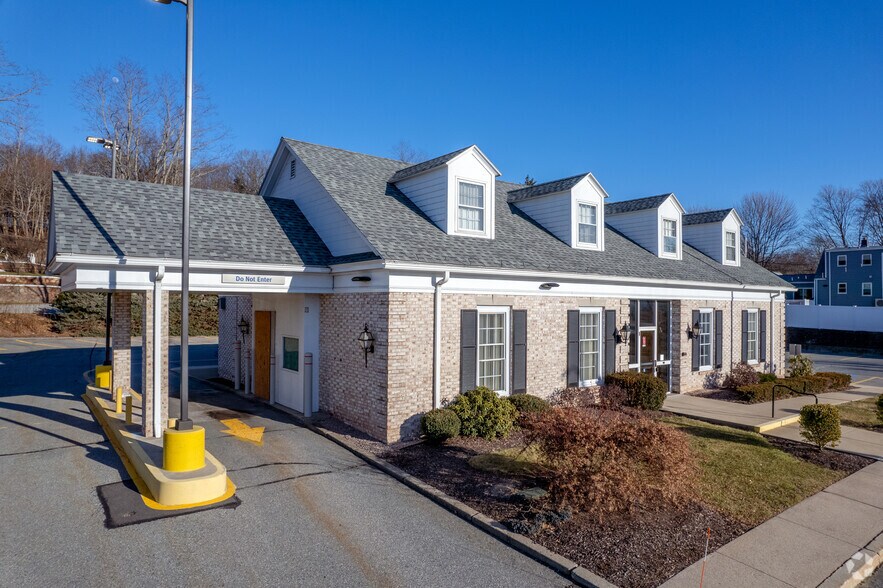 More Photos Of 1975 Mendon Rd, Cumberland Bank For Sale