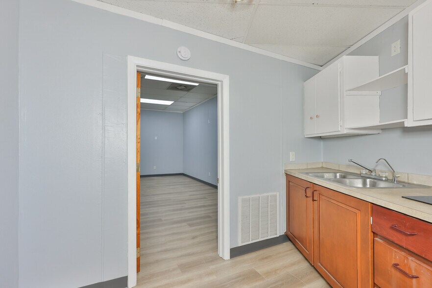 More Photos Of 1801 28th St N, Saint Petersburg Showroom For Sale