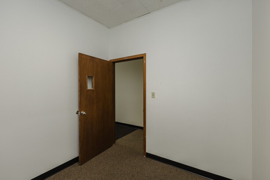 More Photos Of 722 N Main St, Newton Office For Sale