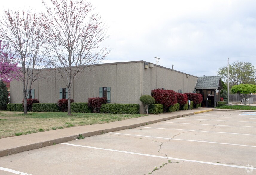 More Photos Of 2110-2120 S Broadway, Edmond Office For Lease