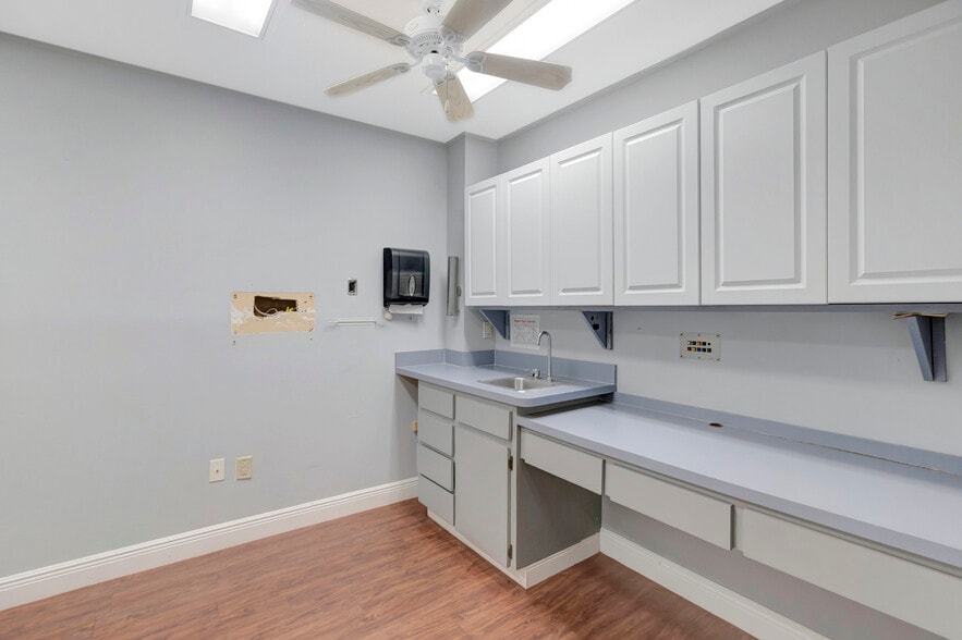 More Photos Of 1511 Indian Rocks Rd S, Largo Medical For Lease