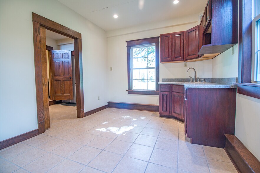 More Photos Of 1946 State Route 208, Pulaski Office For Sale