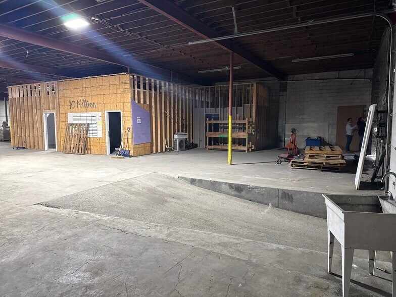 More Photos Of 405 N East St, Carlisle Distribution For Lease