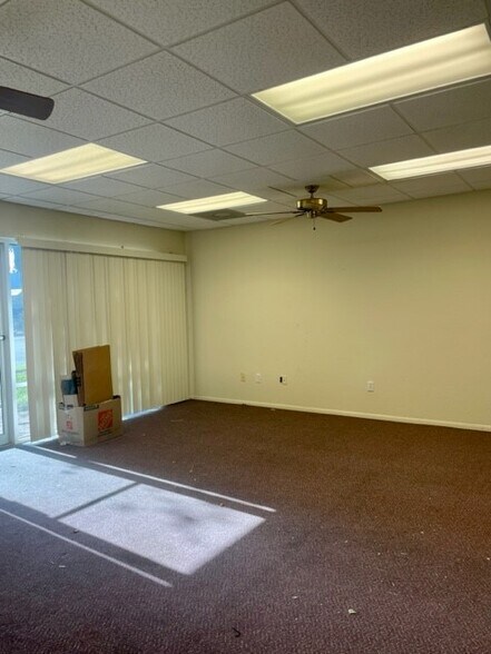 More Photos Of 5405 Taylor Rd, Naples Showroom For Sale