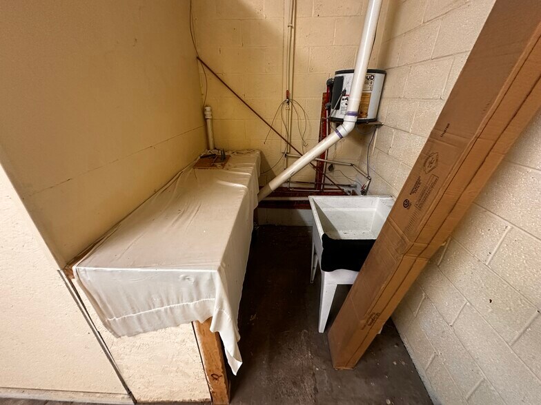 More Photos Of 522A S Main St, Broadway Flex For Sale