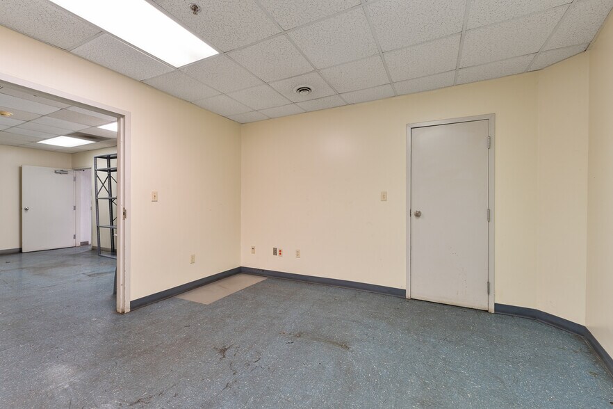 More Photos Of 1545 Hansford St, Charleston Light Distribution For Sale