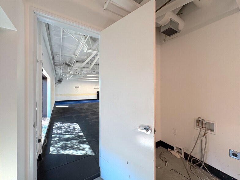More Photos Of 3844 N 32nd St, Phoenix Storefront Retail Office For Lease