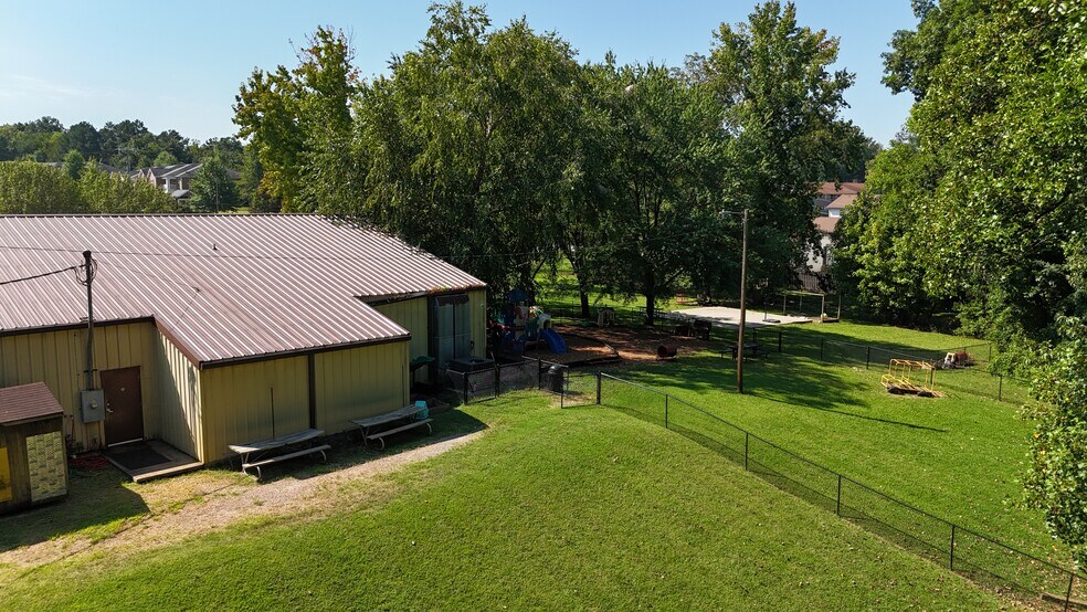 More Photos Of 115 W Concord Dr, Clarksville Flex For Sale