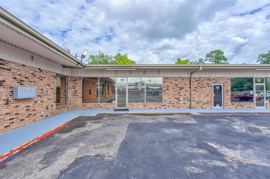More Photos Of 1301-1309 Sandy Ln, Baytown General Retail For Sale