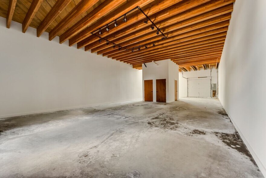 More Photos Of 4763 Algiers St, Dallas Loft Creative Space For Sale