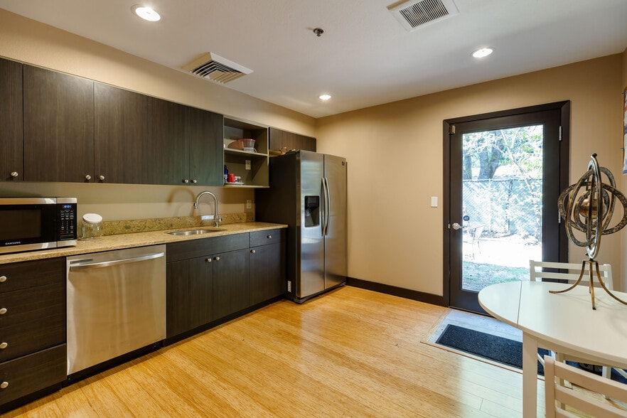 More Photos Of 4309 SW Oakridge Rd, Lake Oswego Medical For Sale