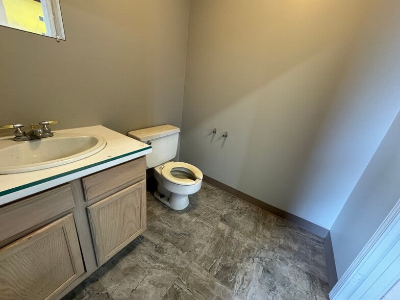 More Photos Of 2458 I 70 Business Loop, Grand Junction Service For Lease