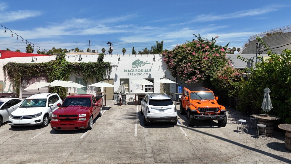 Primary Photo Of 14741-14743 Calvert St, Van Nuys Service For Sale
