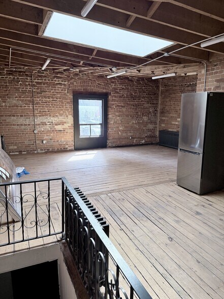 More Photos Of 531 Yonge St, Toronto Storefront Retail Residential For Lease