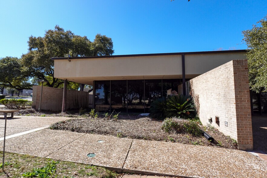 More Photos Of 6224 W Interstate 10, San Antonio Office For Sale