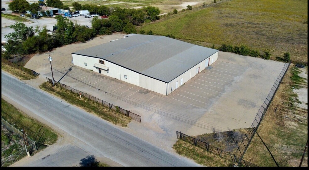 More Photos Of 10100 Hicks Field Rd, Fort Worth Warehouse For Lease