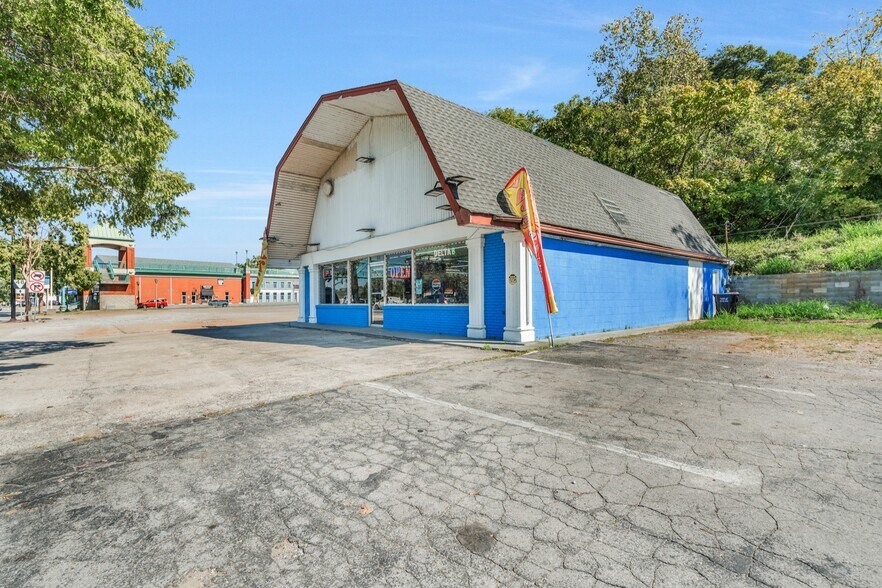 More Photos Of 211 N Riverside Dr, Clarksville Freestanding For Sale