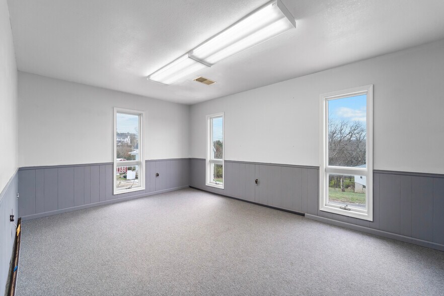 More Photos Of 209 W Main St, Linn Warehouse For Sale