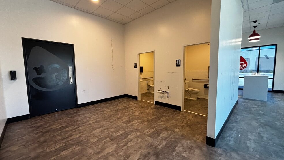 More Photos Of 4825 E 82nd St, Indianapolis Freestanding For Lease