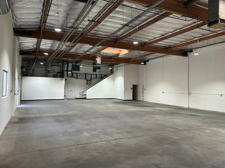 More Photos Of 12349 Gladstone Ave, Sylmar Warehouse For Lease