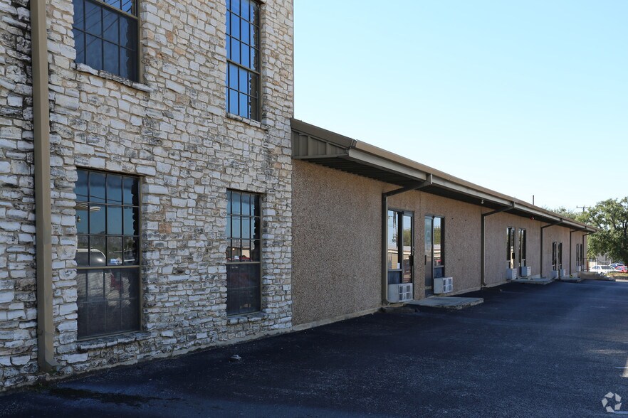 More Photos Of 7126 Eckhert Rd, San Antonio Light Manufacturing For Lease