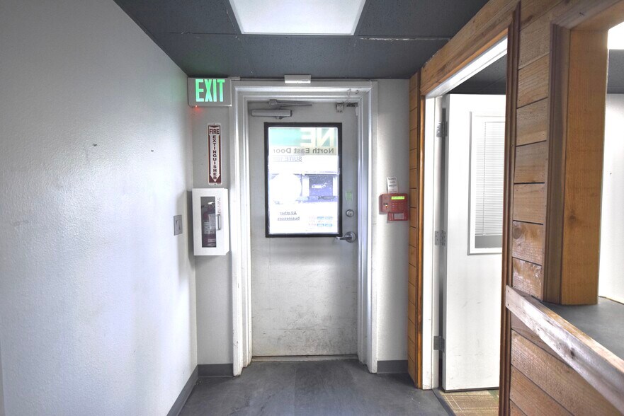 More Photos Of 2200 SE Mailwell Dr, Milwaukie Warehouse For Lease