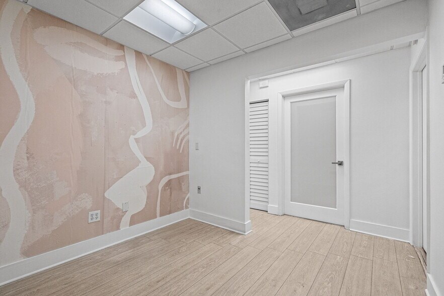 More Photos Of 6330 Manor Ln, South Miami Office For Lease