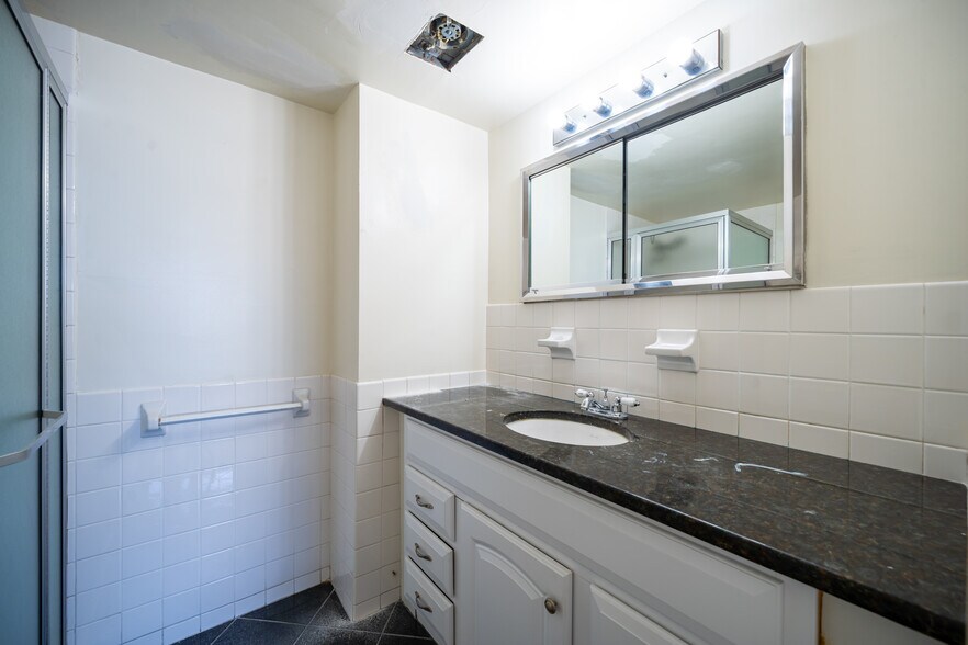 More Photos Of 17100 Van Aken Blvd, Cleveland Apartments For Sale