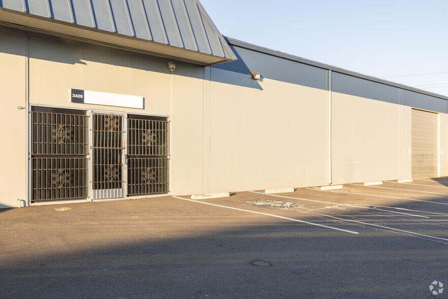 More Photos Of 3424-3440 Auburn Blvd, Sacramento Warehouse For Lease