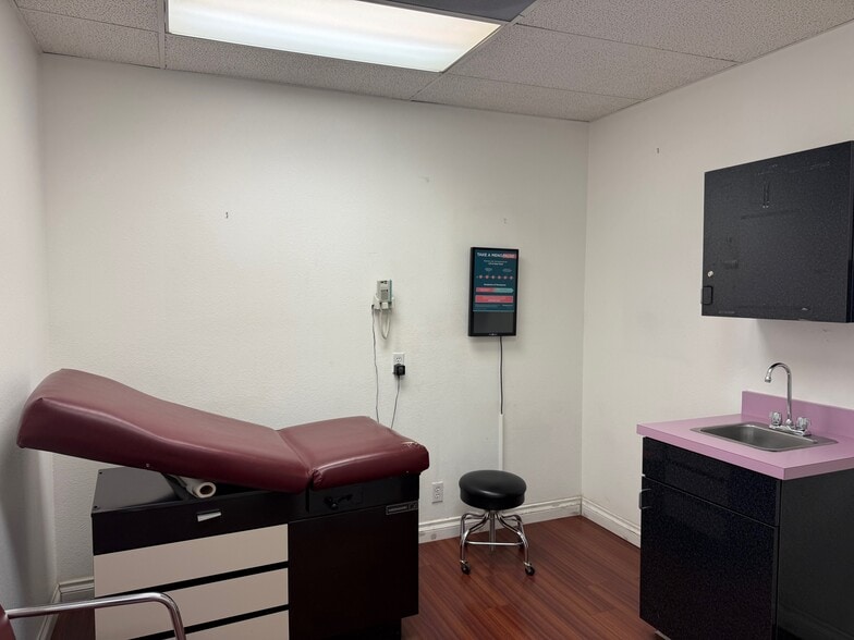 More Photos Of 14621 Nordhoff St, Panorama City Medical For Lease