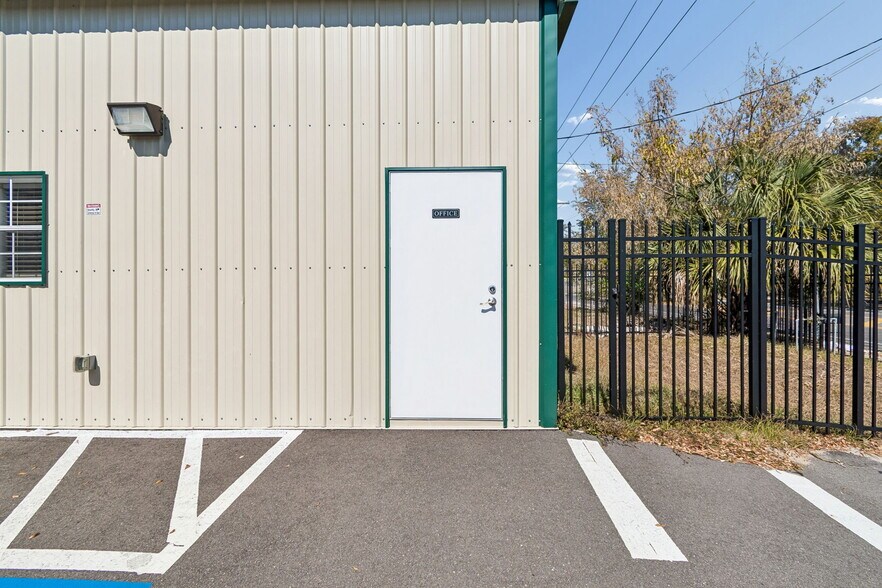 More Photos Of 2820 N 34th St, Tampa Warehouse For Lease