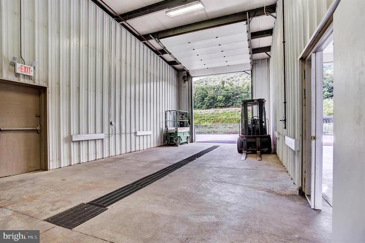 More Photos Of 57 W Shortcut Rd, Newport Showroom For Sale