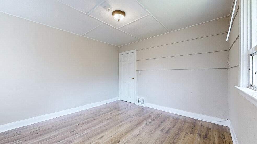 More Photos Of 509 Lakeshore Rd W, Oakville General Retail For Sale