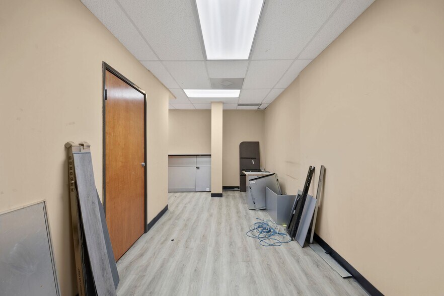 More Photos Of 14546 Hamlin St, Van Nuys Office For Sale