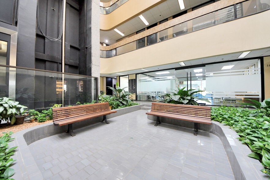 More Photos Of 6100 Corporate Dr, Houston Office For Sale