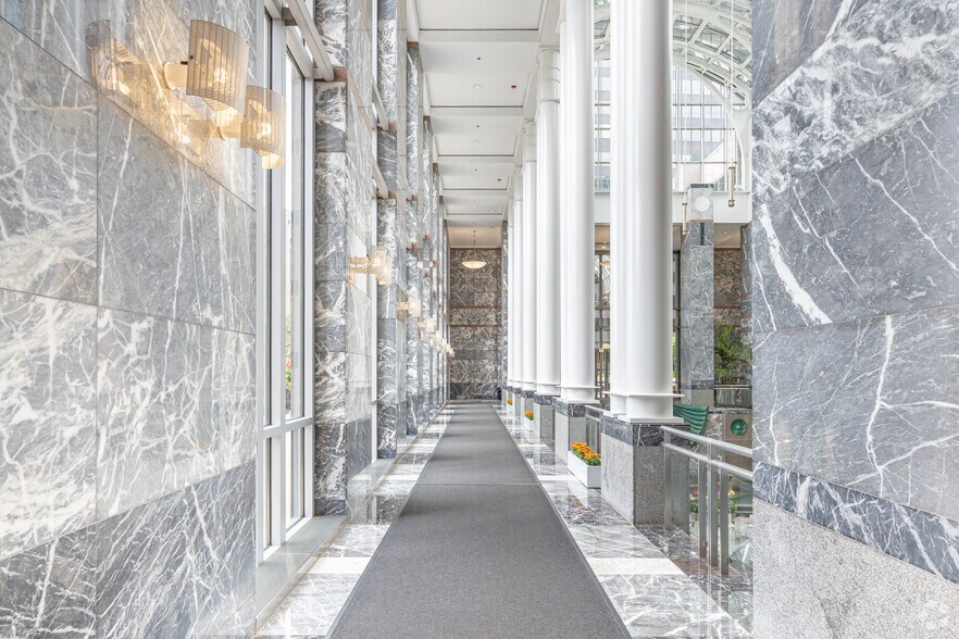 More Photos Of 311 S Wacker Dr, Chicago Office For Lease