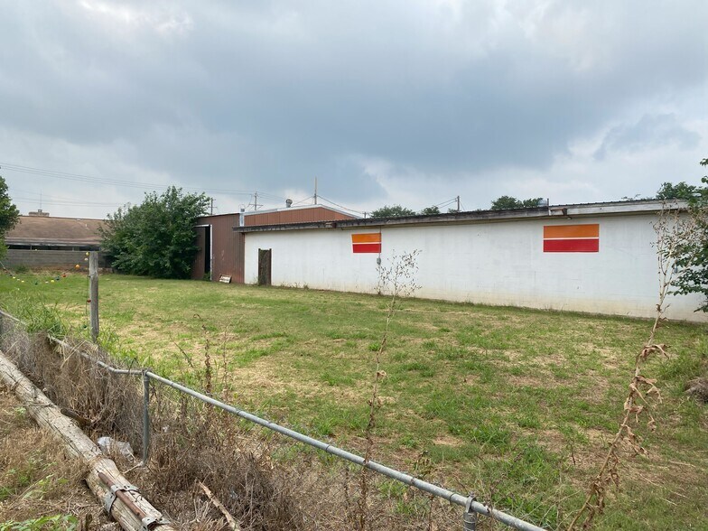 More Photos Of 320 S Mulberry St, Pearsall Auto Repair For Sale