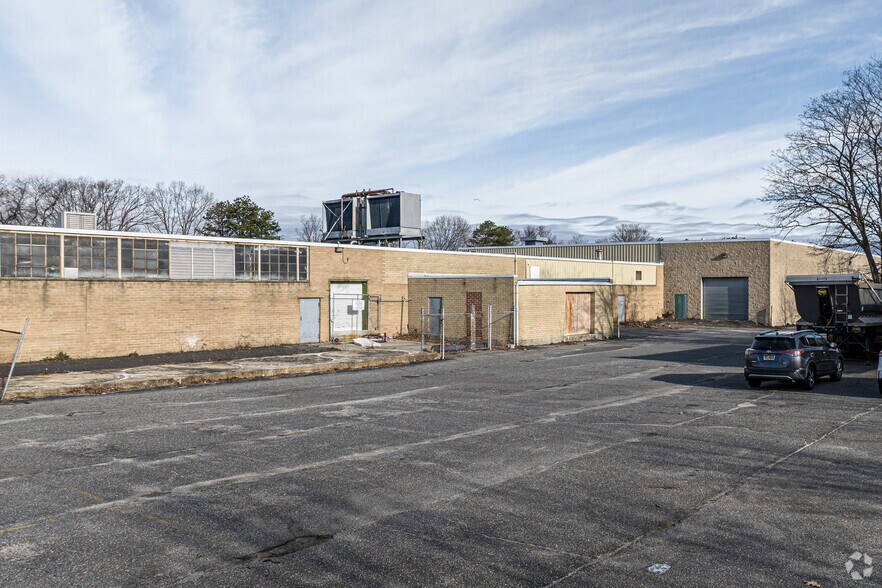 More Photos Of 59 Spence St, Bay Shore Warehouse For Lease