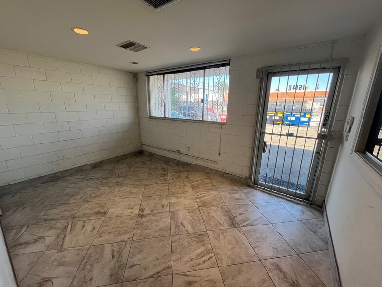 More Photos Of 16146 Leadwell St, Van Nuys Warehouse For Lease