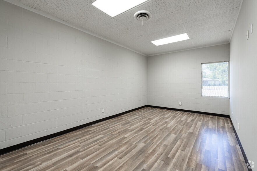More Photos Of 3340 N Beach St, Fort Worth Flex For Sale
