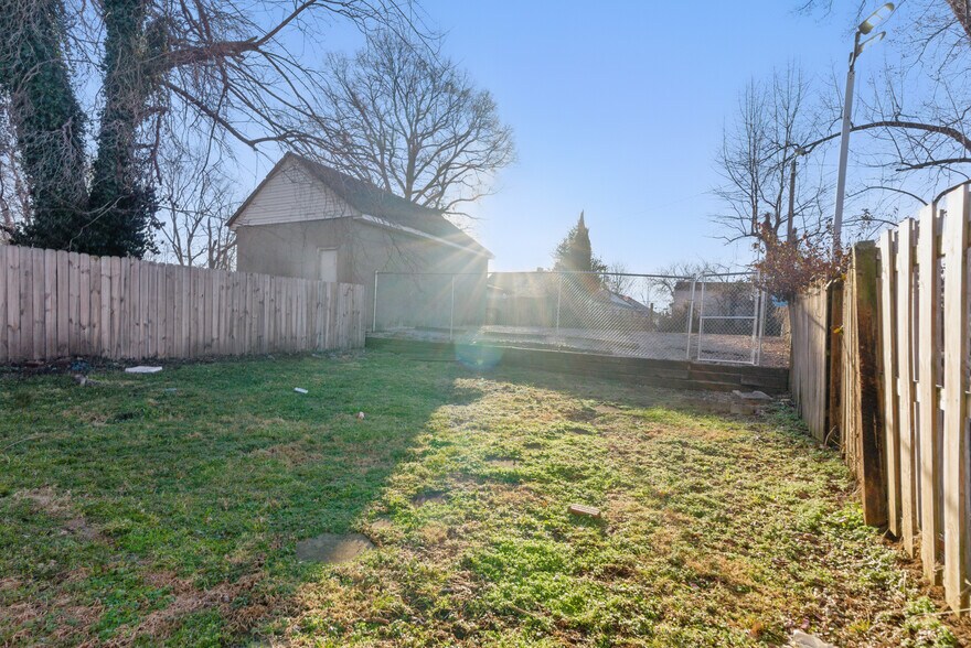 More Photos Of 724 N Broadway, Lexington Freestanding For Sale