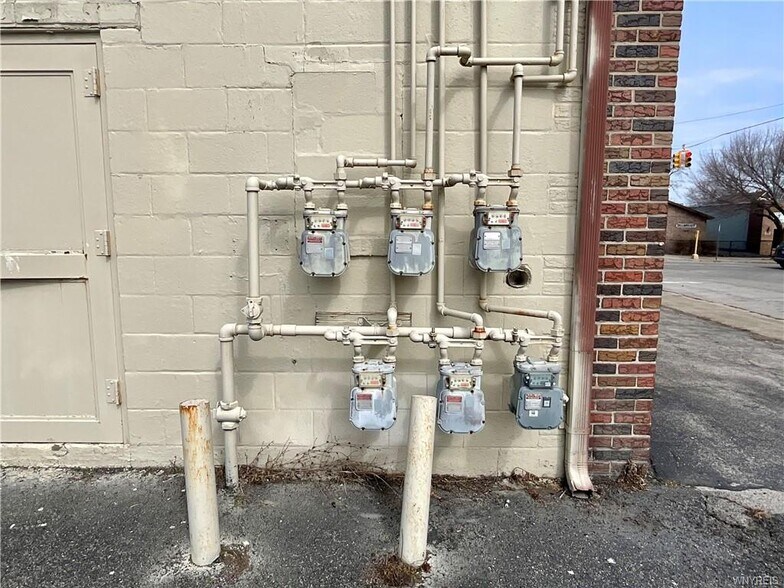 More Photos Of 1329 Pine Ave, Niagara Falls Office For Sale