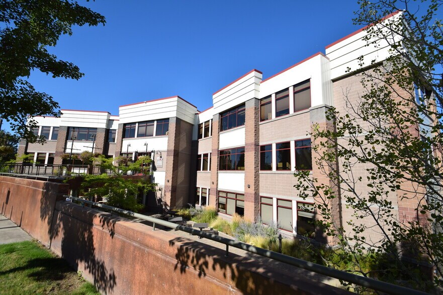 More Photos Of 929 SW Simpson Ave, Bend Medical For Lease