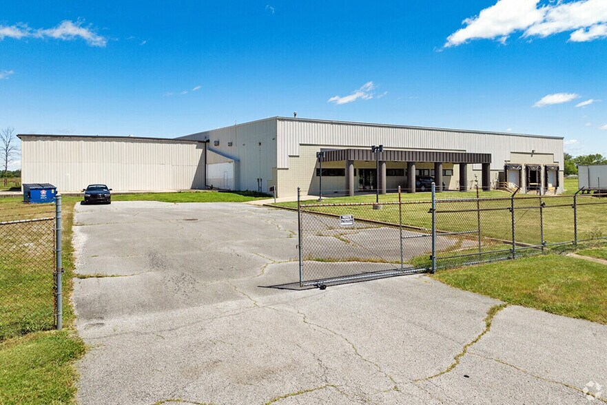 More Photos Of 823 Aaron Pky, Centralia Manufacturing For Sale