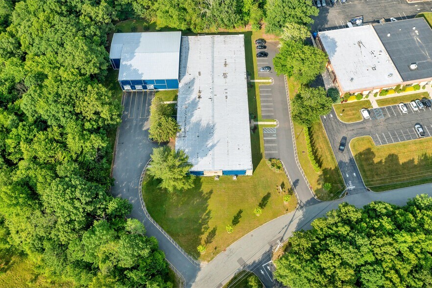 More Photos Of 5 Mars Ct, Montville Warehouse For Lease